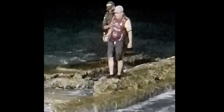 Policía Nacional rescata a turista ebrio expuesto a un accidente de inmersión, al permanecer en un extremo de las ruinas de un espolón 